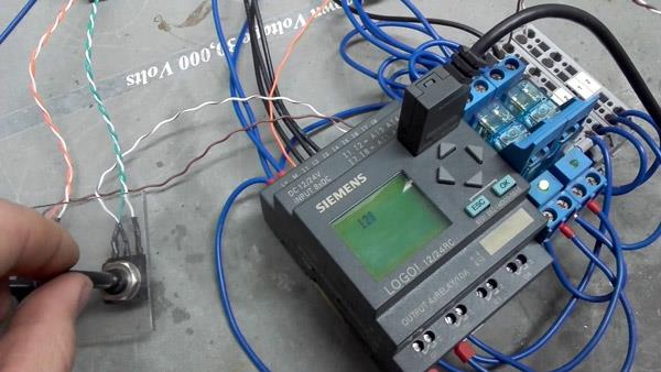 نمایندگی زیمنس کارت های حافظه ( Memory Card ) های پی ال سی LOGO! زیمنس و کابل اتصال آن به کامپیوتر